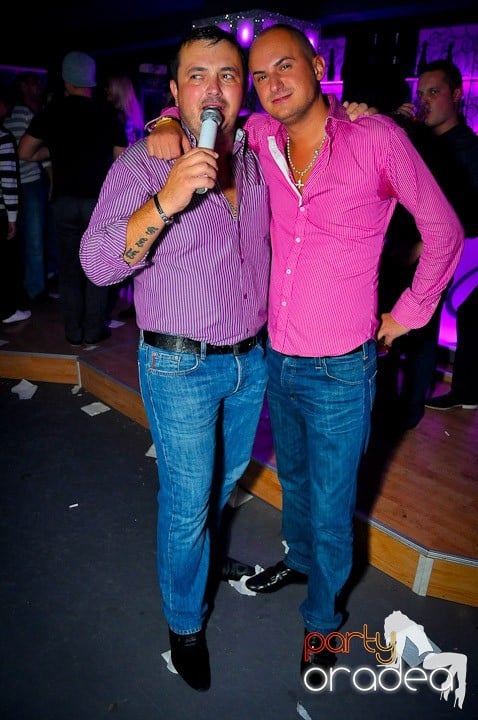 Petrecerea e în toi în Club Life, 