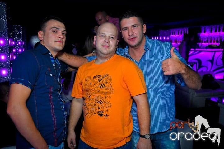 Petrecerea e în toi în Club Life, 