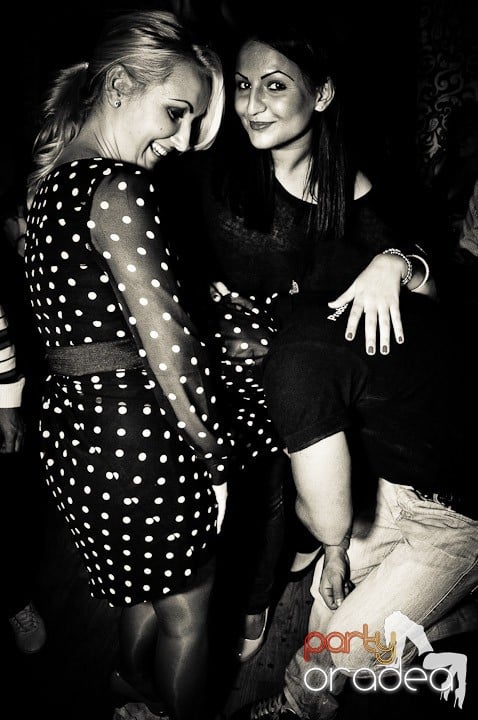 Petrecerea e în toi în Club Life, 