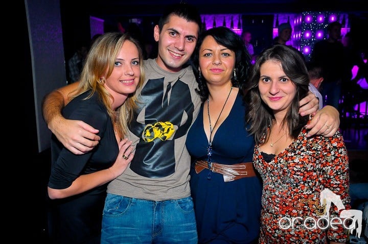 Petrecerea e în toi în Club Life, 