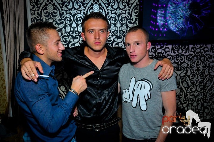 Petrecerea e în toi în Club Life, 