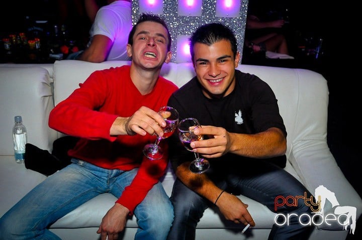 Petrecerea e în toi în Club Life, 