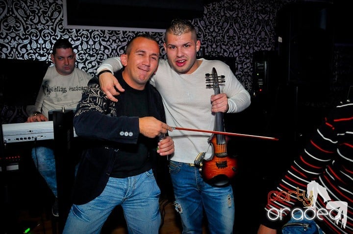 Petrecerea e în toi în Club Life, 