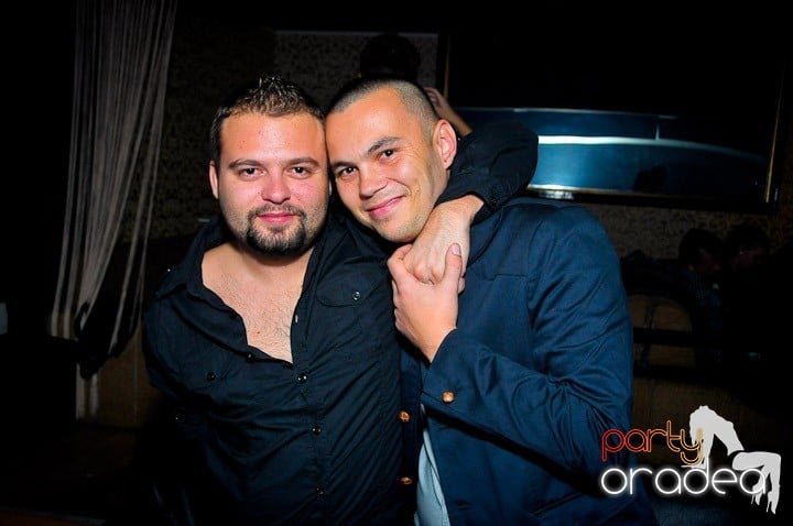 Petrecerea e în toi în Club Life, 