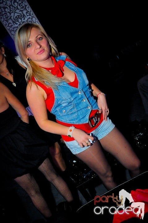 Petrecerea e în toi în Club Life, 