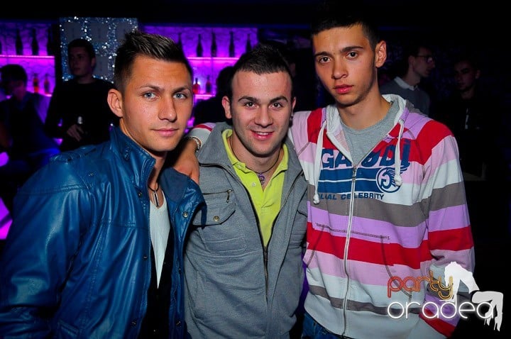 Petrecerea e în toi în Club Life, 