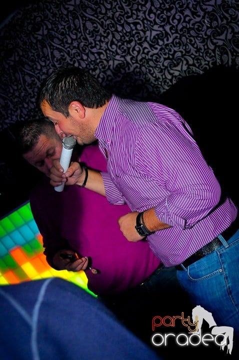 Petrecerea e în toi în Club Life, 