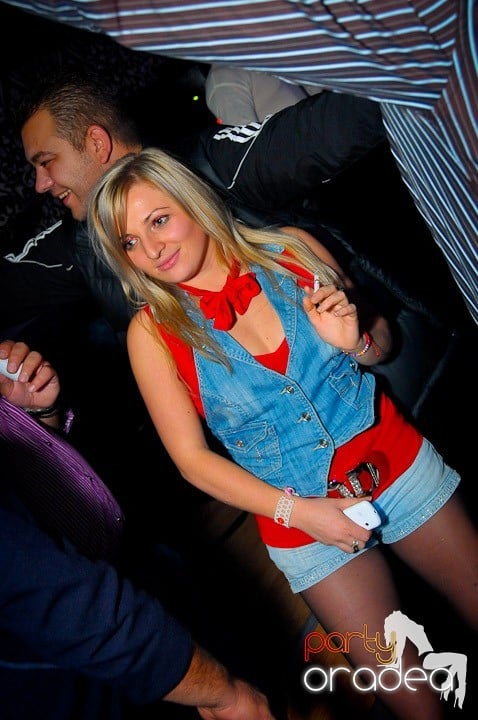 Petrecerea e în toi în Club Life, 