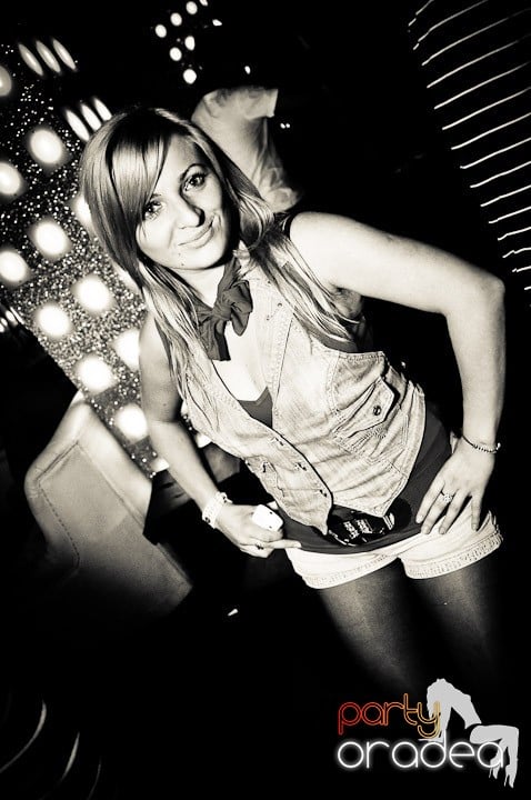 Petrecerea e în toi în Club Life, 