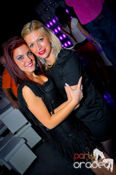 Petrecerea e în toi în Club Life, 