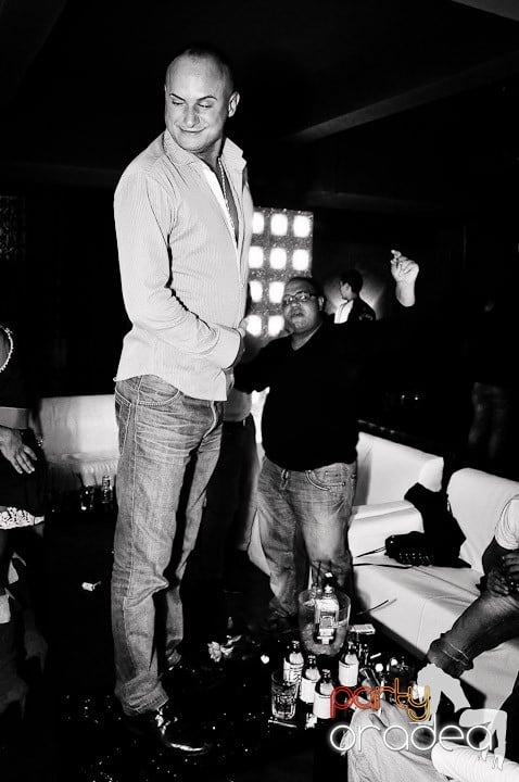 Petrecerea e în toi în Club Life, 