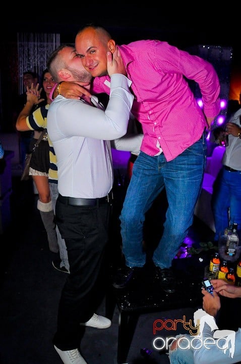 Petrecerea e în toi în Club Life, 