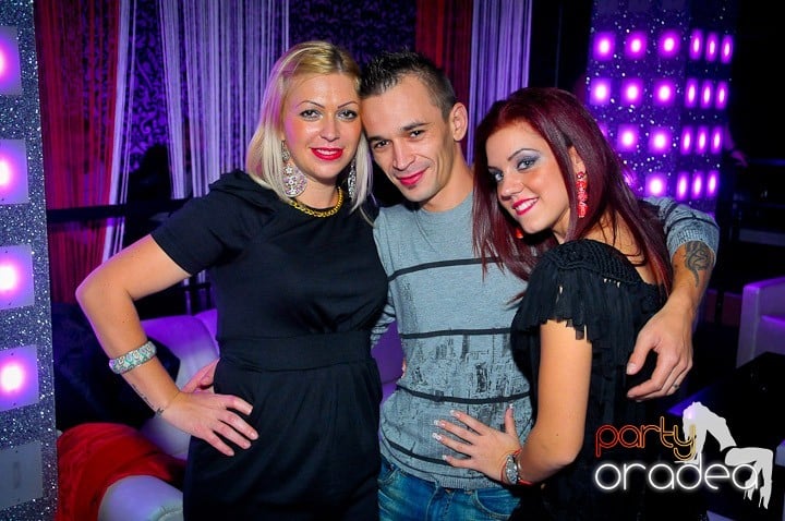 Petrecerea e în toi în Club Life, 