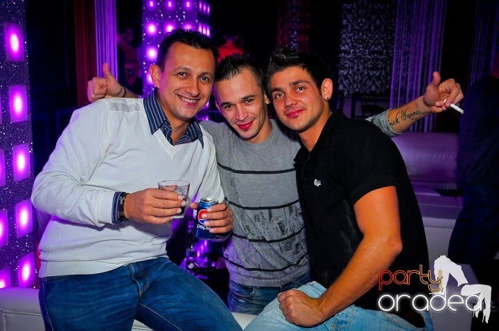 Petrecerea e în toi în Club Life, 