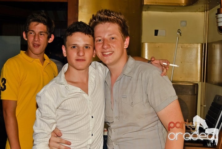 Petrecerea Kamikaze continuă, 