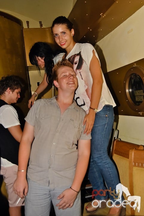 Petrecerea Kamikaze continuă, 