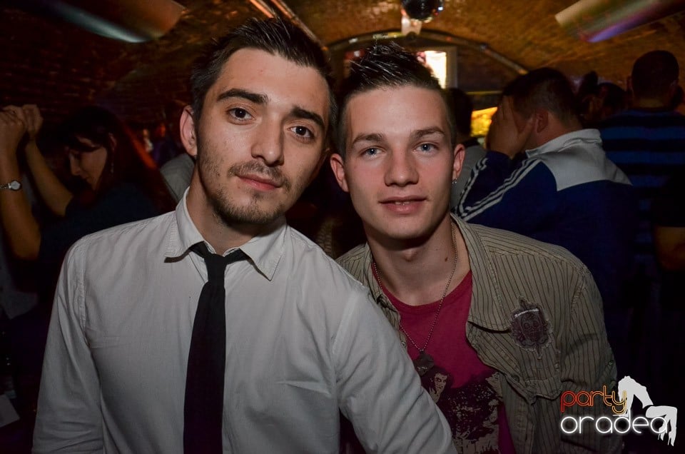 Petrecerile din Escape continuă cu Caveman, 