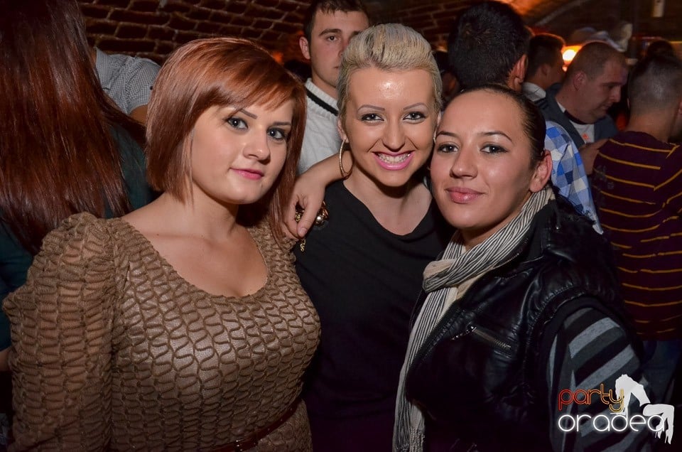 Petrecerile din Escape continuă cu Caveman, 