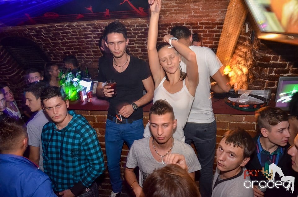 Petrecerile din Escape continuă cu Caveman, 