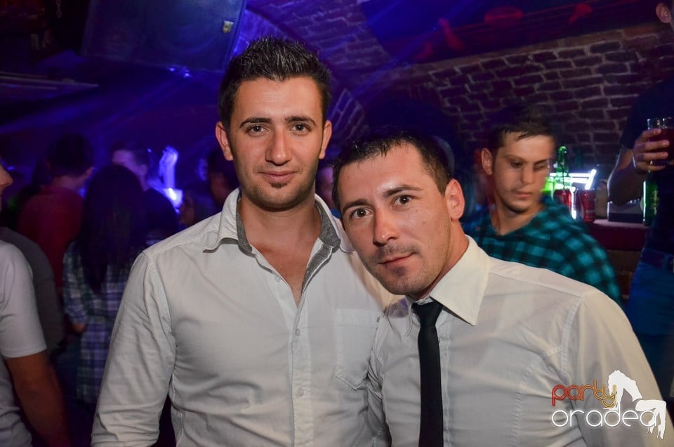 Petrecerile din Escape continuă cu Caveman, 