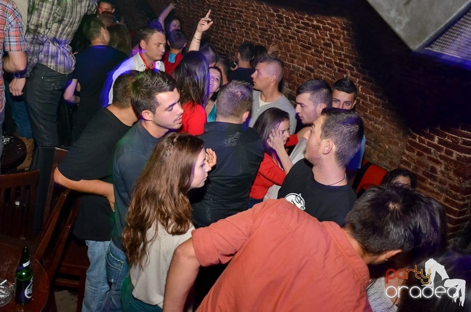 Petrecerile din Escape continuă cu Caveman, 