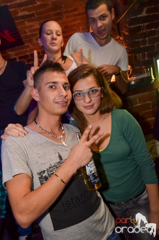 Petrecerile din Escape continuă cu Caveman, 