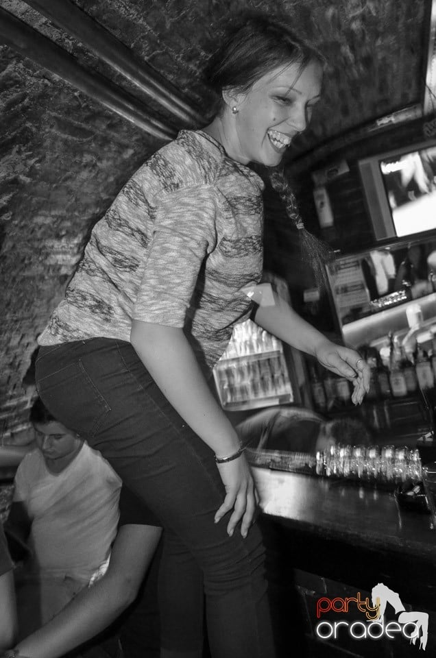 Petrecerile din Escape continuă cu Caveman, 