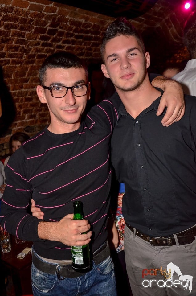 Petrecerile din Escape continuă cu Caveman, 