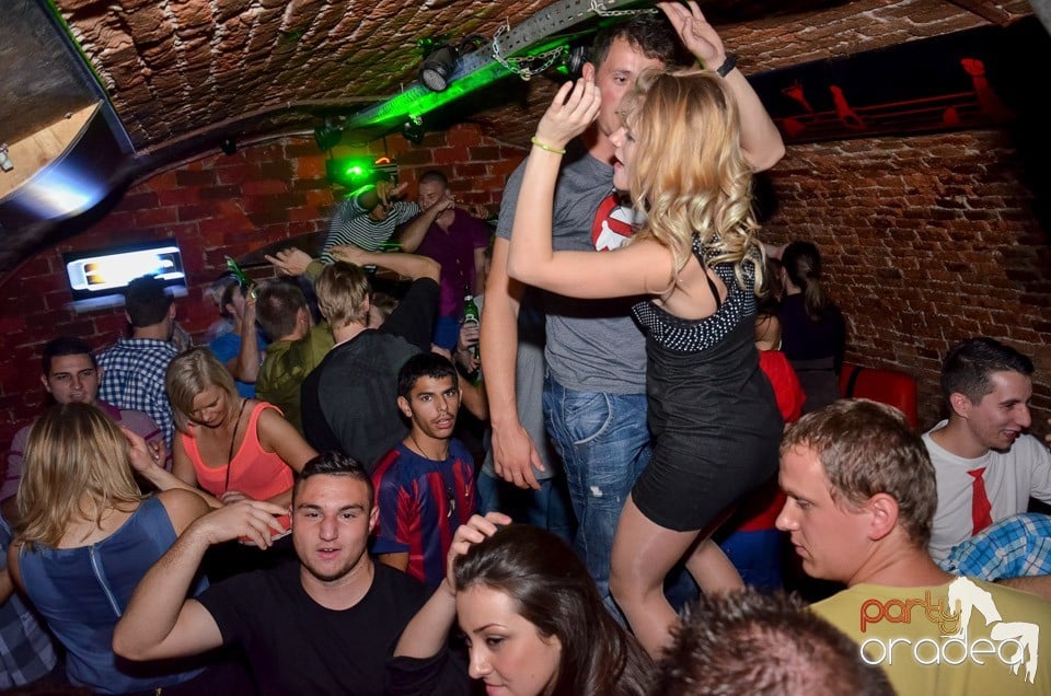 Petrecerile din Escape continuă cu Caveman, 