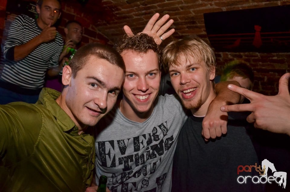 Petrecerile din Escape continuă cu Caveman, 