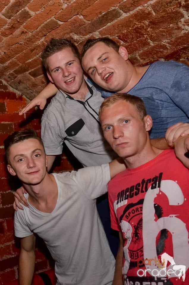 Petrecerile din Escape continuă cu Caveman, 