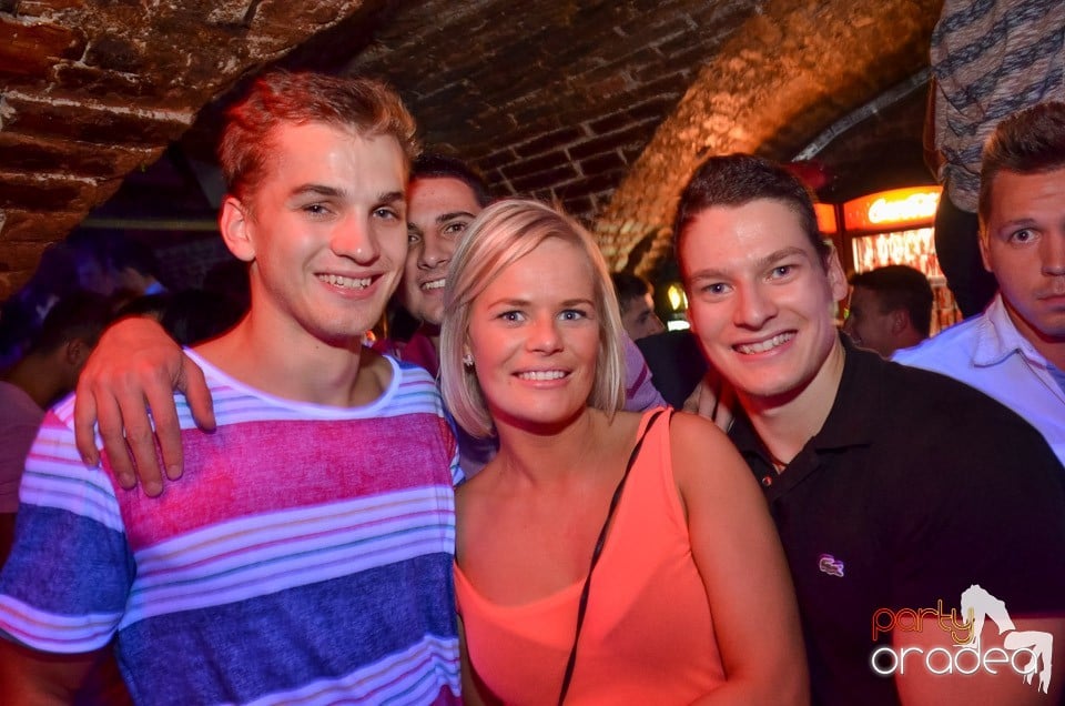 Petrecerile din Escape continuă cu Caveman, 