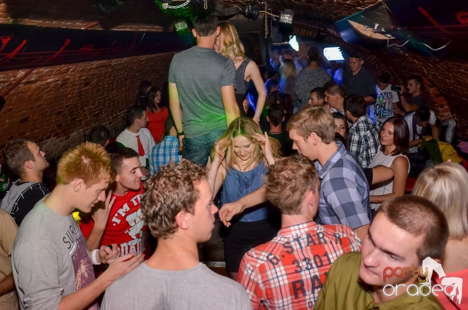 Petrecerile din Escape continuă cu Caveman, 