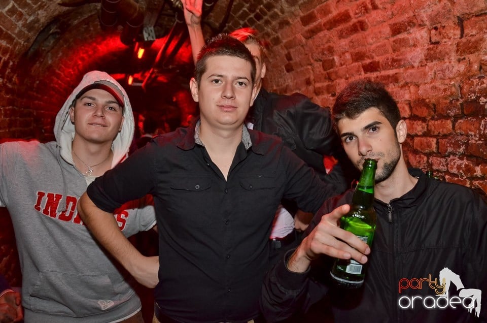 Petrecerile din Escape continuă cu Caveman, 