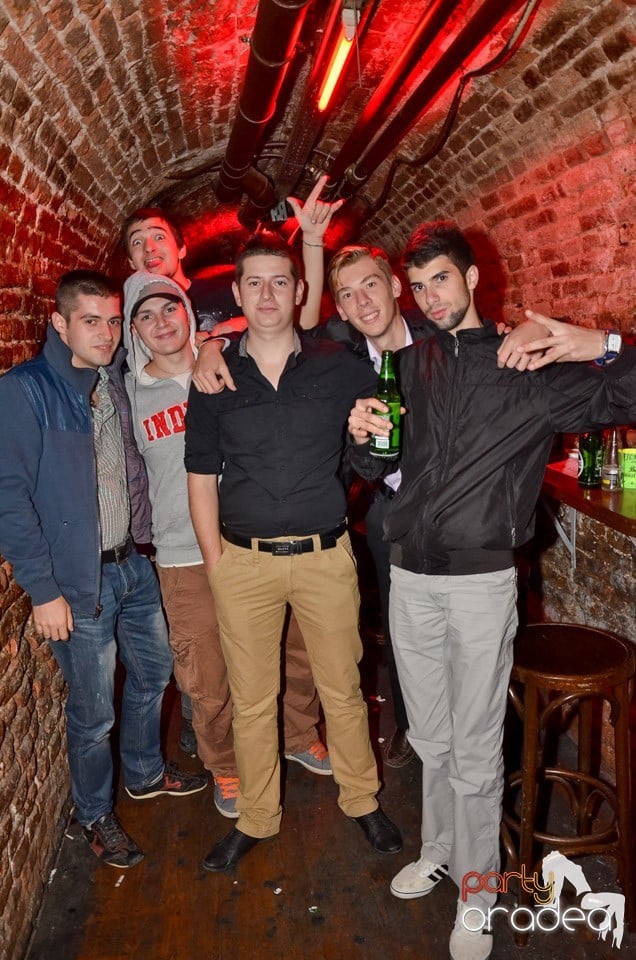 Petrecerile din Escape continuă cu Caveman, 