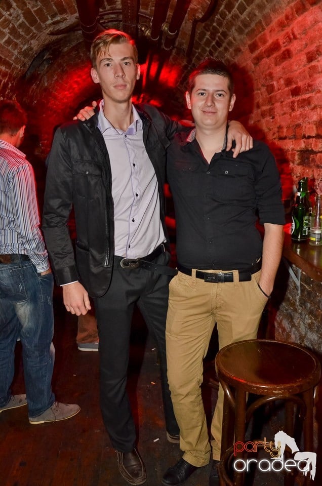 Petrecerile din Escape continuă cu Caveman, 