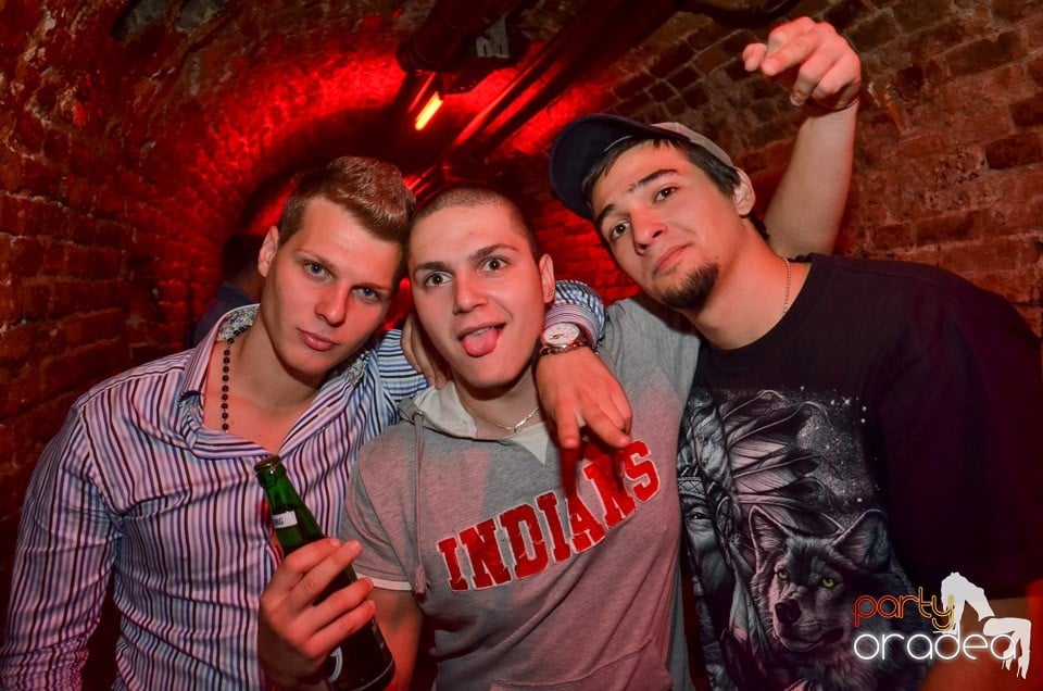 Petrecerile din Escape continuă cu Caveman, 