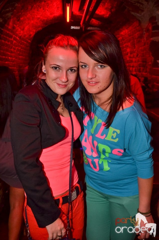 Petrecerile din Escape continuă cu Caveman, 