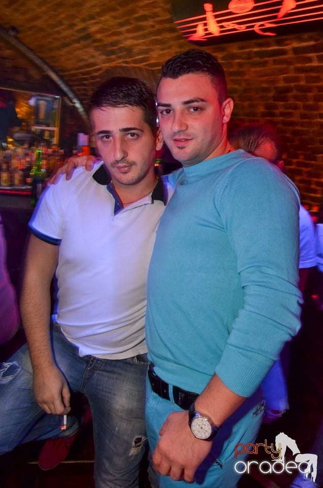 Petrecerile din Escape continuă cu Caveman, 