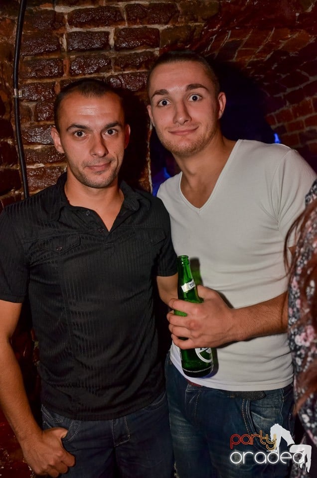 Petrecerile din Escape continuă cu Caveman, 