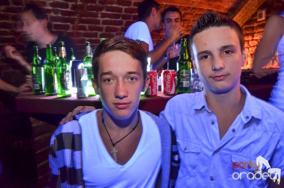 Petrecerile din Escape continuă cu Caveman, 