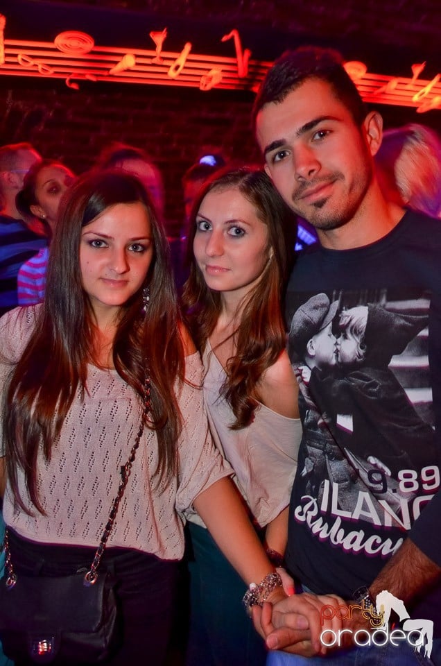 Petrecerile din Escape continuă cu Caveman, 