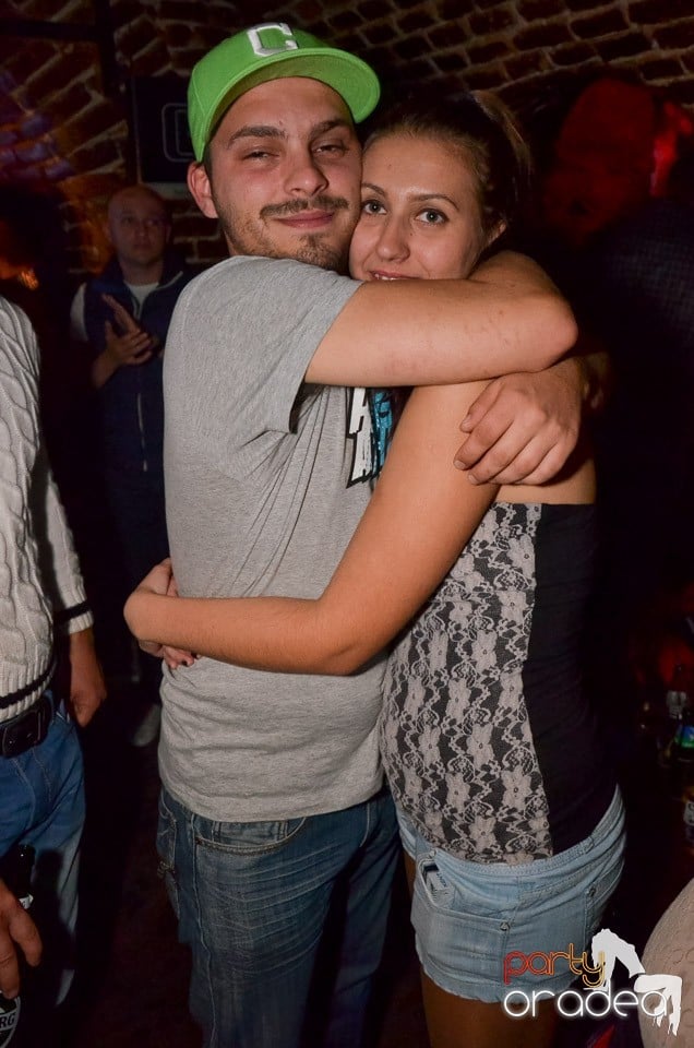 Petrecerile din Escape continuă cu Caveman, 