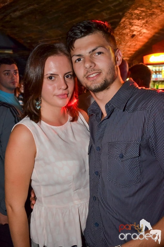 Petrecerile din Escape continuă cu Caveman, 