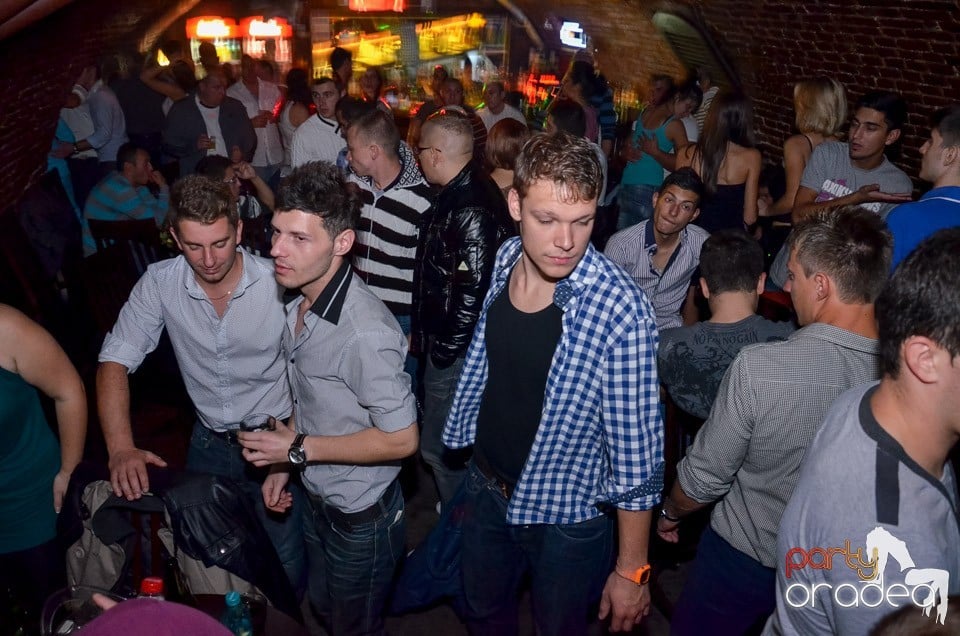 Petrecerile din Escape continuă cu Caveman, 