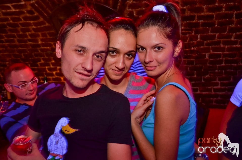 Petrecerile din Escape continuă cu Caveman, 