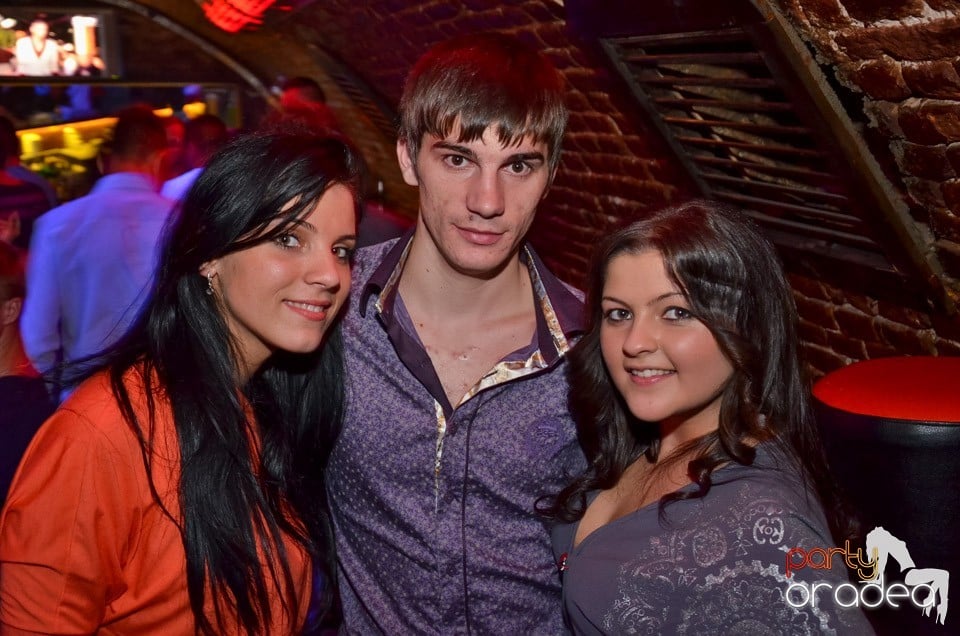 Petrecerile din Escape continuă cu Caveman, 