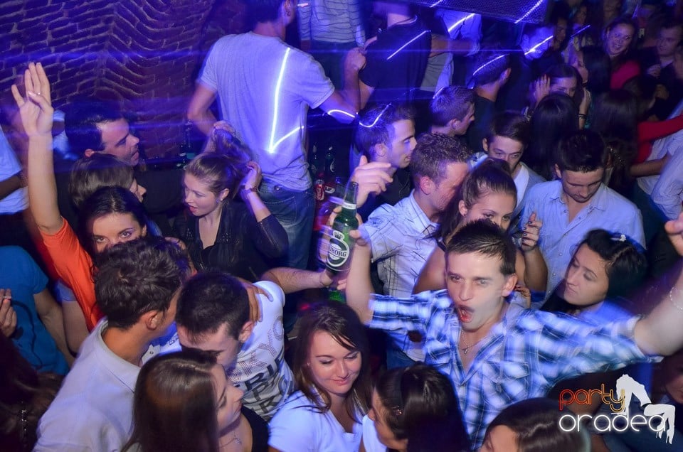 Petrecerile din Escape continuă cu Caveman, 