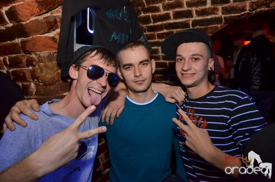 Petrecerile din Escape continuă cu Caveman, 