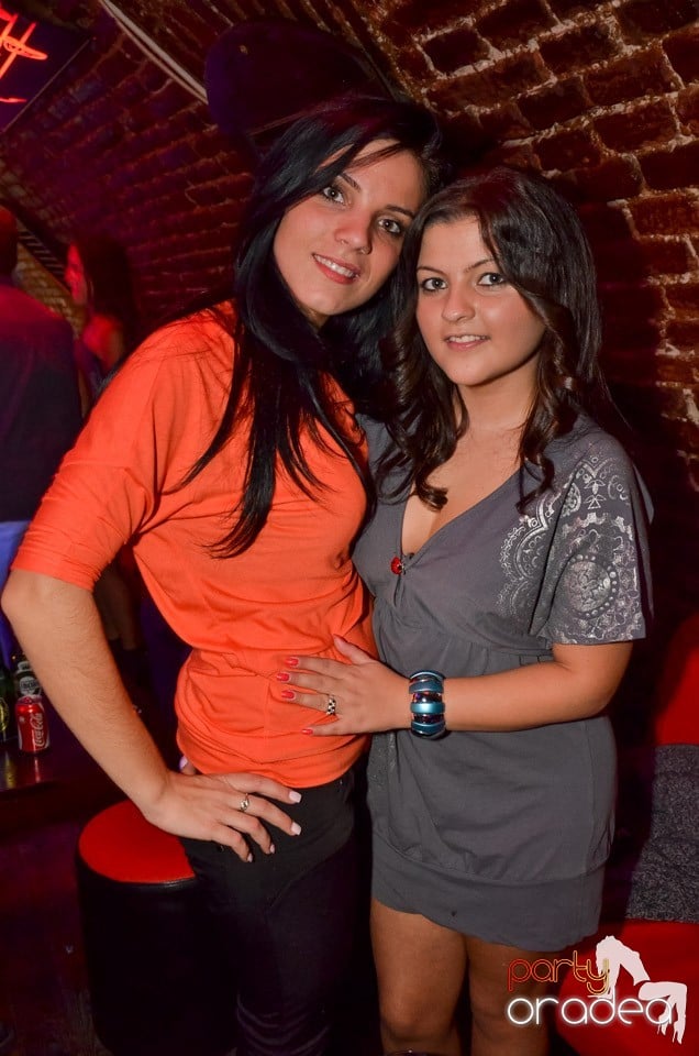 Petrecerile din Escape continuă cu Caveman, 